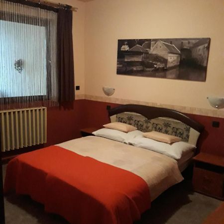 Fonix Panzio Hotel Papa Bagian luar foto