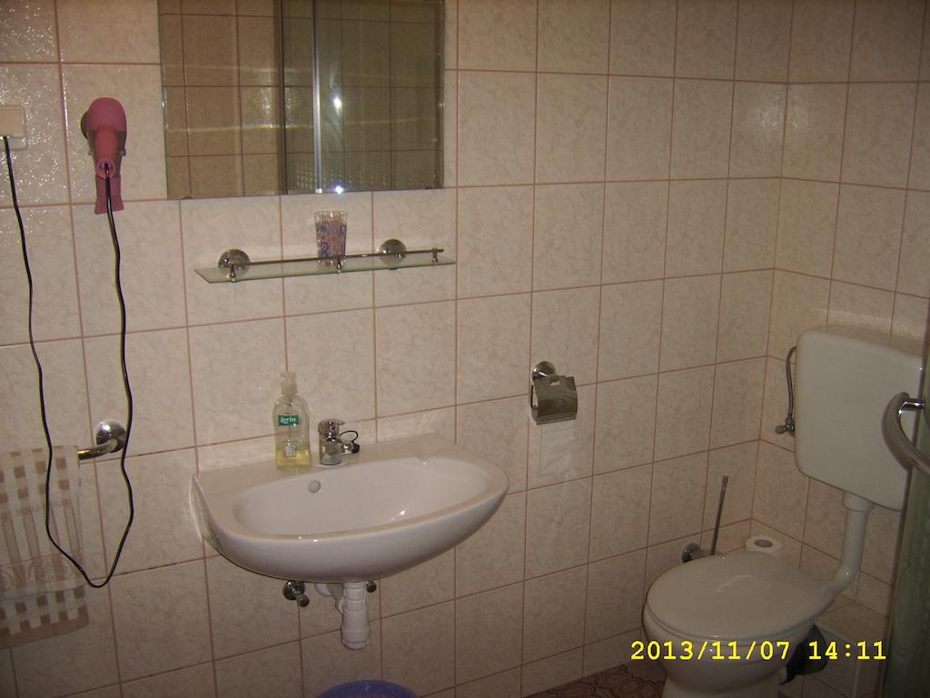 Fonix Panzio Hotel Papa Bagian luar foto