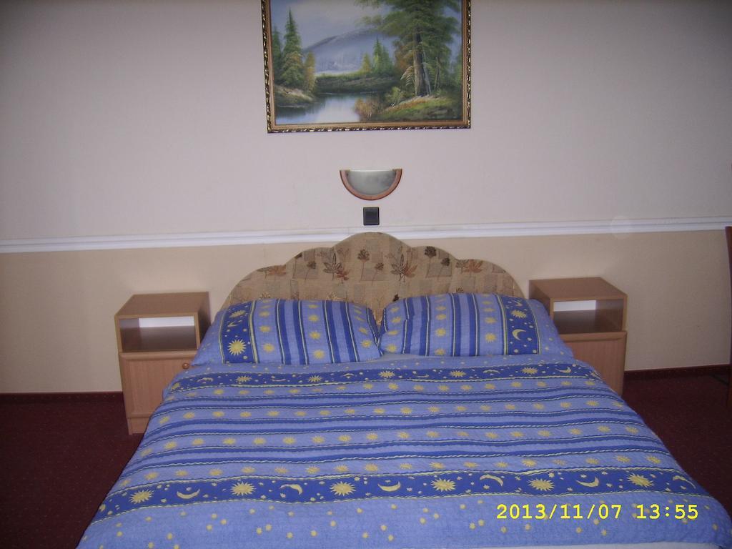 Fonix Panzio Hotel Papa Bagian luar foto