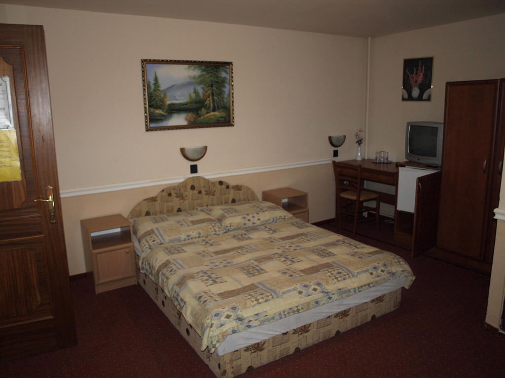 Fonix Panzio Hotel Papa Bagian luar foto
