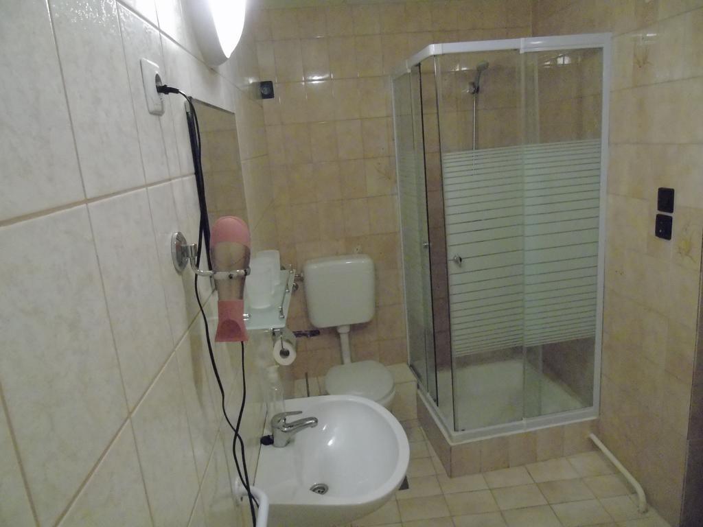 Fonix Panzio Hotel Papa Bagian luar foto