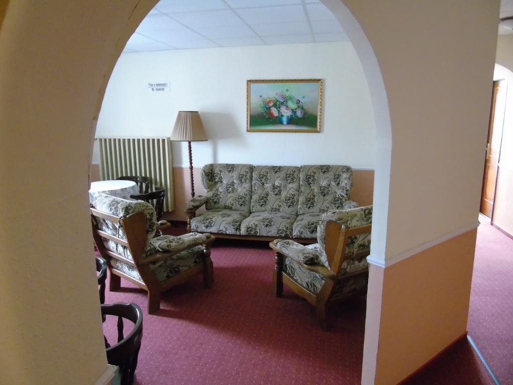 Fonix Panzio Hotel Papa Bagian luar foto