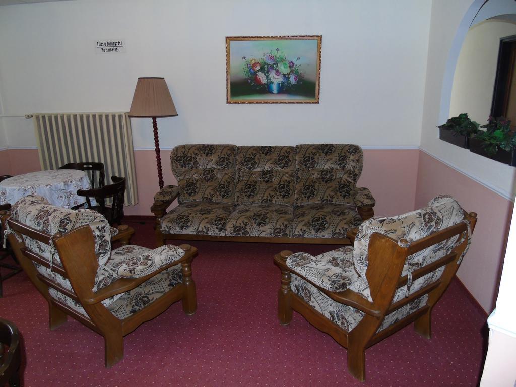 Fonix Panzio Hotel Papa Bagian luar foto