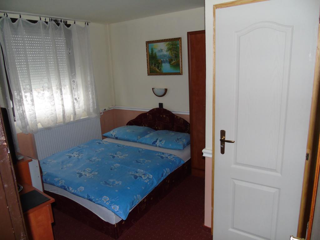 Fonix Panzio Hotel Papa Bagian luar foto