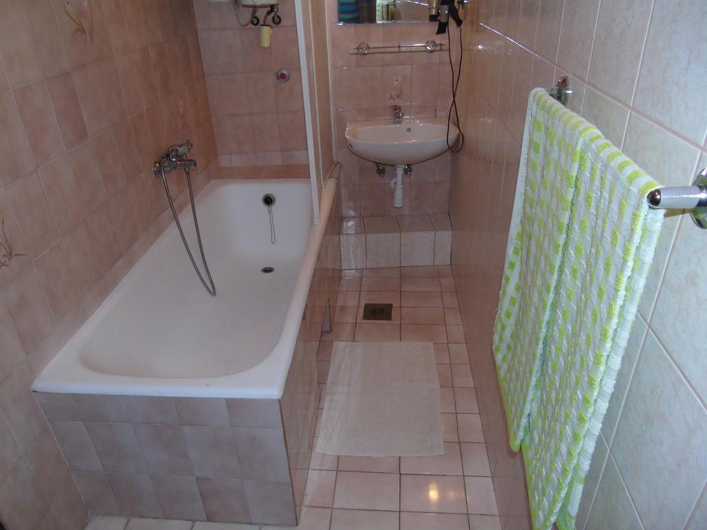 Fonix Panzio Hotel Papa Bagian luar foto