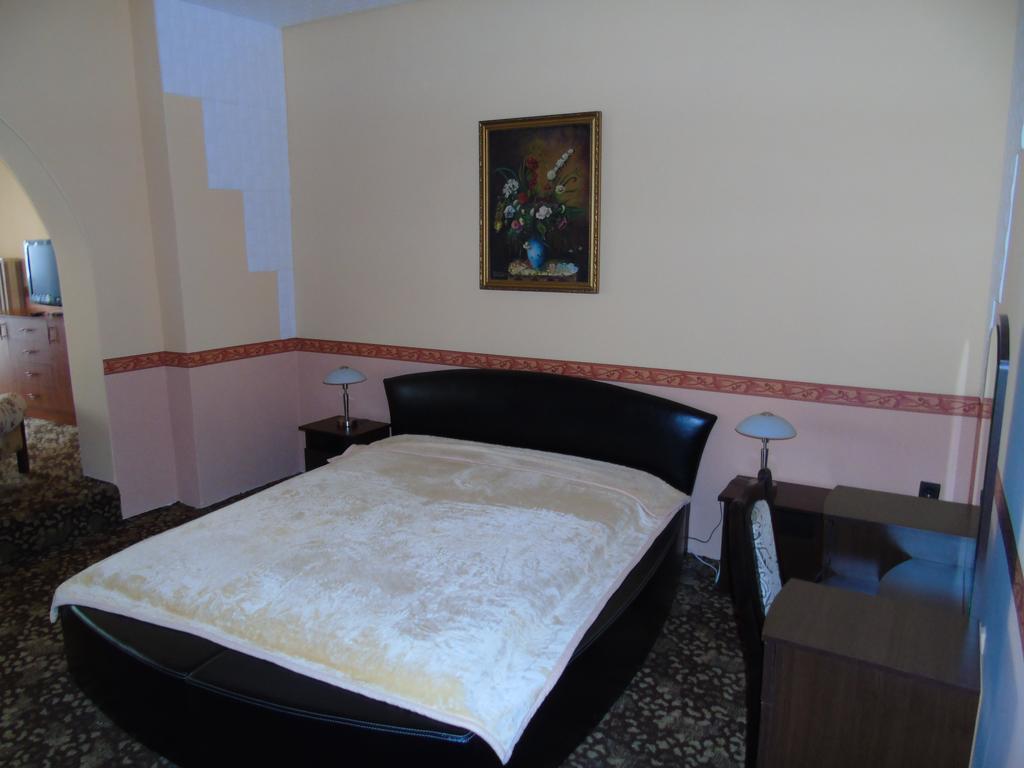 Fonix Panzio Hotel Papa Bagian luar foto