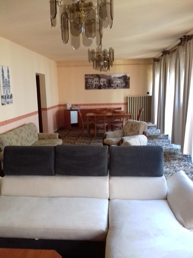Fonix Panzio Hotel Papa Bagian luar foto