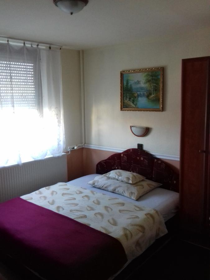 Fonix Panzio Hotel Papa Bagian luar foto