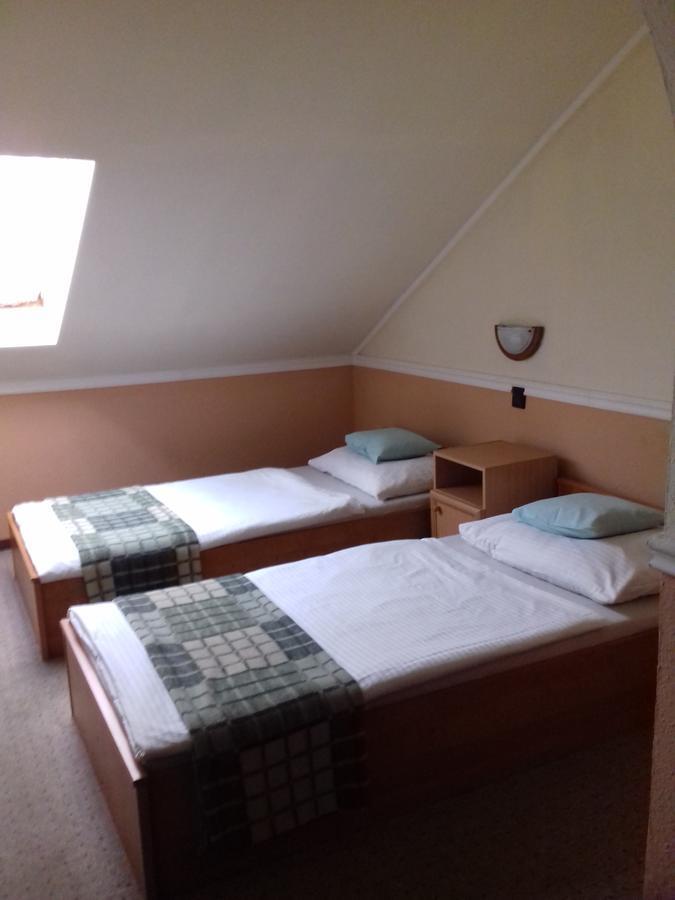 Fonix Panzio Hotel Papa Bagian luar foto