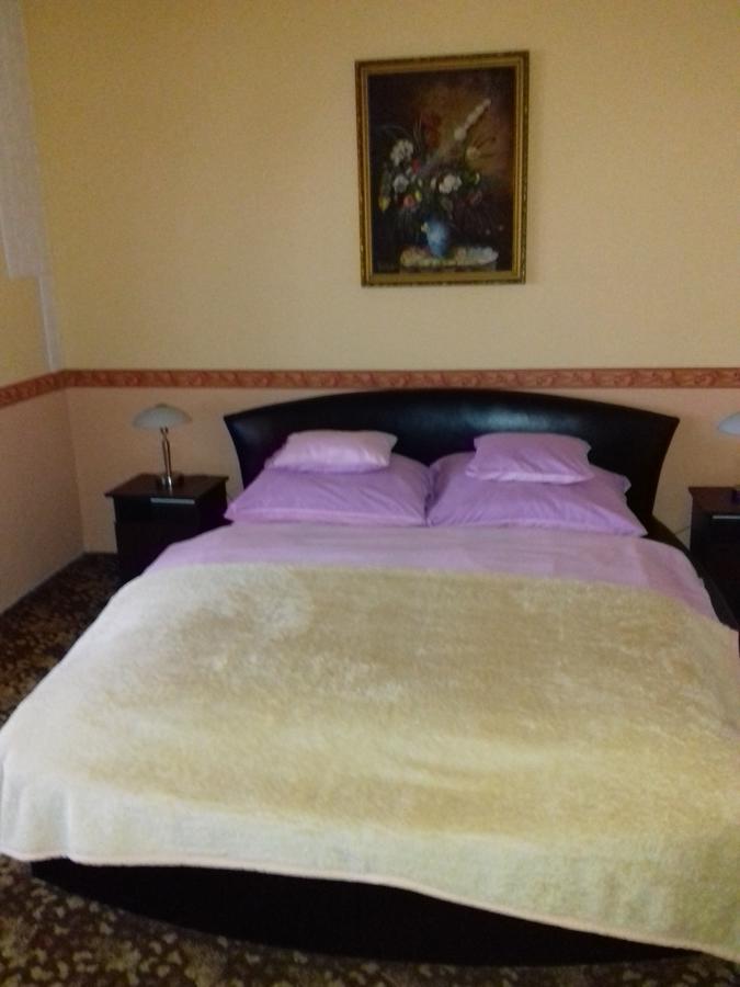 Fonix Panzio Hotel Papa Bagian luar foto