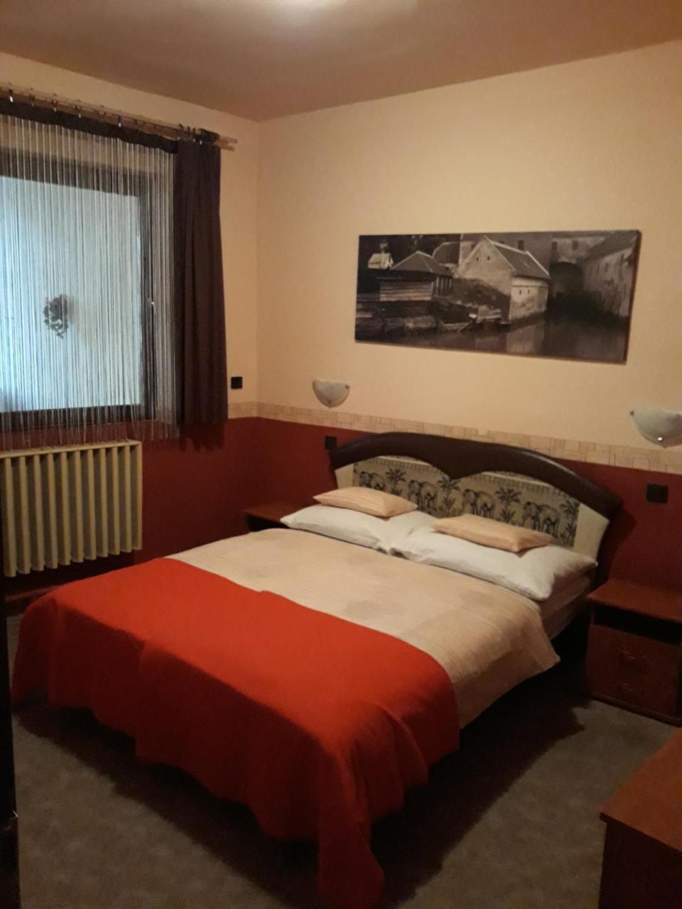 Fonix Panzio Hotel Papa Bagian luar foto